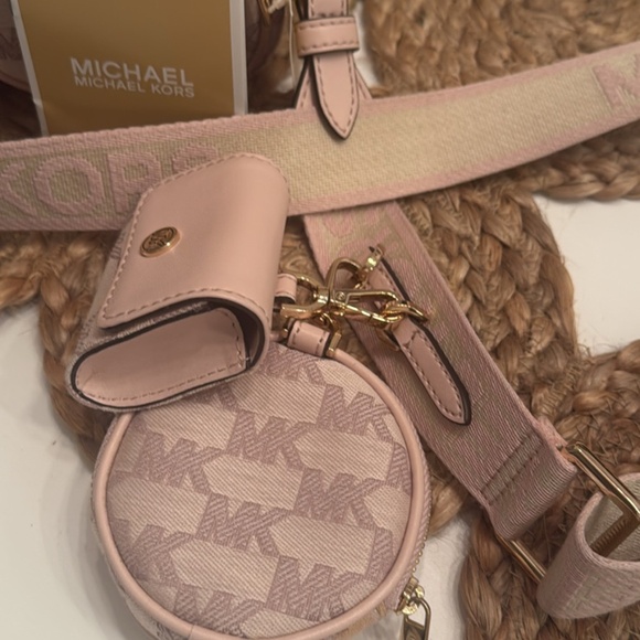 Michael Kors purse - Picture 3 of 4